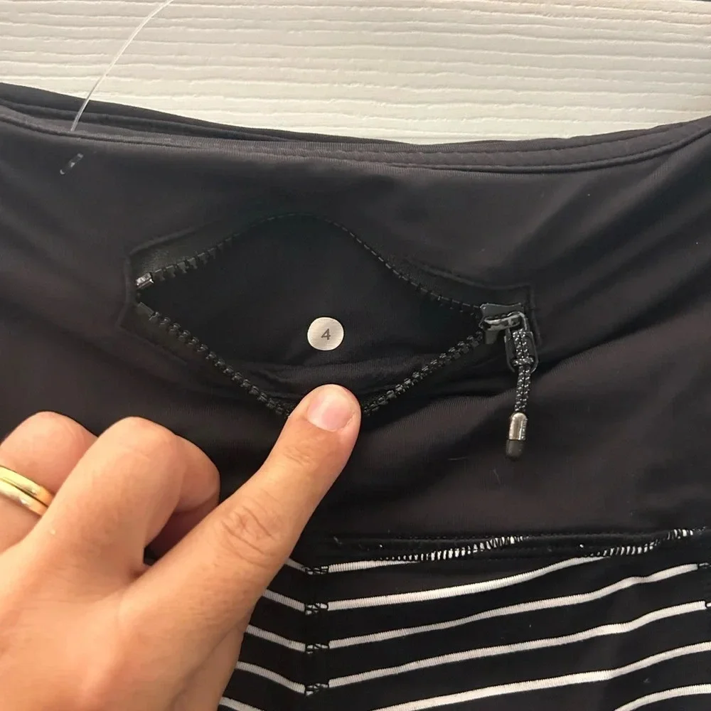 ! Lululemon Run day Crops Size 4 stripped black and white